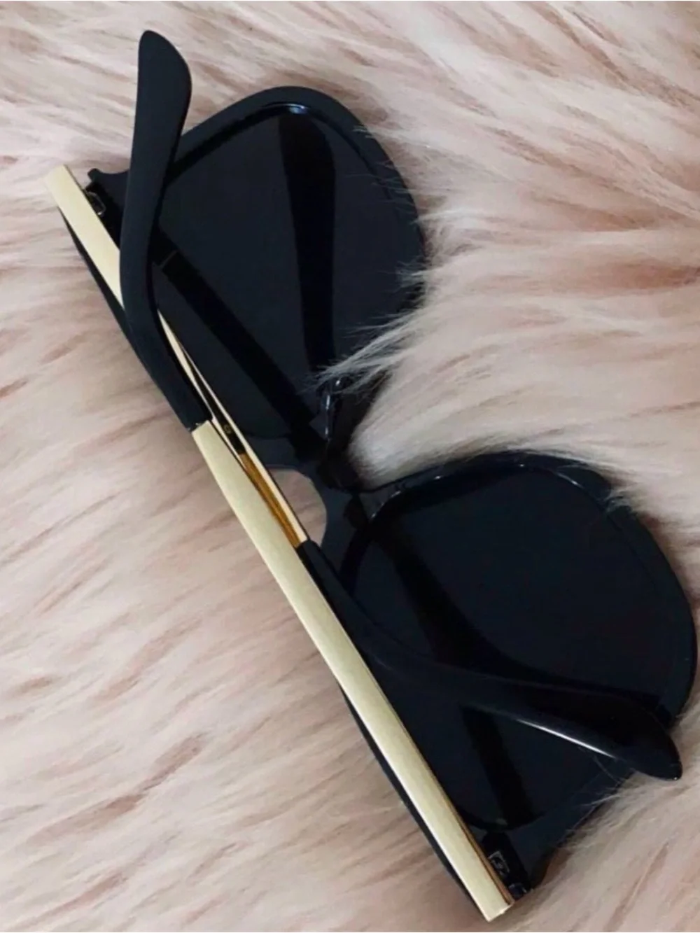 Classic Black Women's Sunglasses - Sleek UV Protection